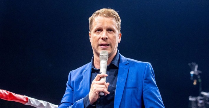 Oliver Pocher mit Mikrophon.