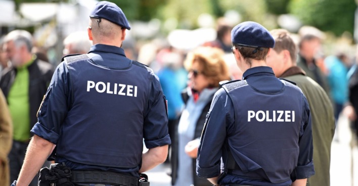 Polizisten in einer Menschenmenge