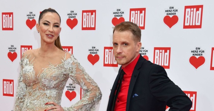Sandy Meyer-Wölden und  Oliver Pocher posieren zusammen.