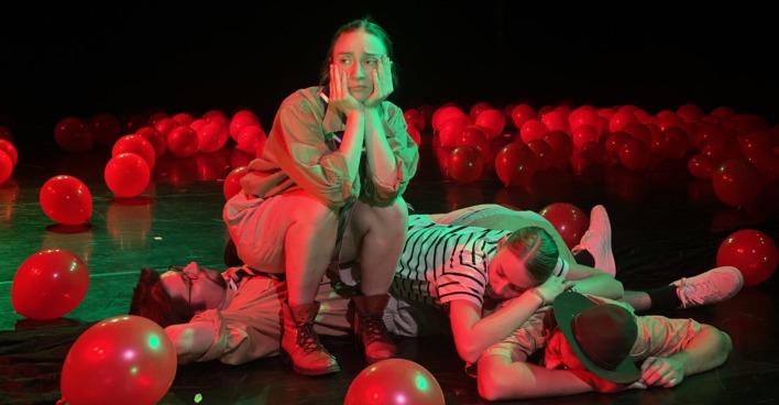 Mehrere Schauspieler sind auf einer Bühne zu sehen