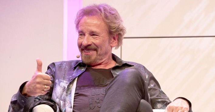 Thomas Gottschalk zeigt einen Daumen nach oben