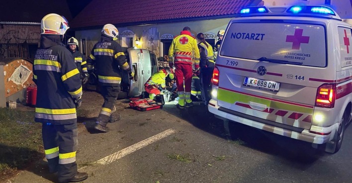 Feuerwehrleute und Rettungskräfte am Unfallort.