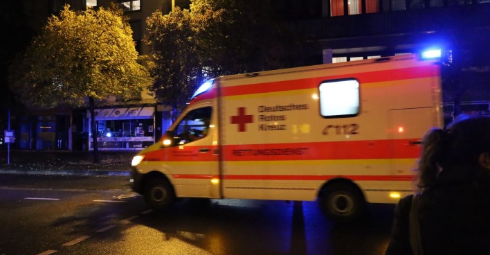 Rettungswagen fährt in der Nacht zu einem Einsatz.