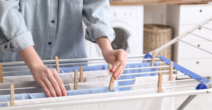 Wäscheständer mit Wäsche | Credit: iStock.com/Liudmila Chernetska