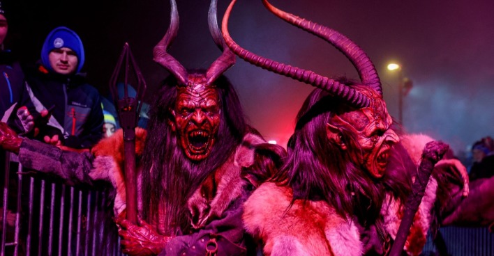 Zwei Krampusse bei einer Veranstaltung.