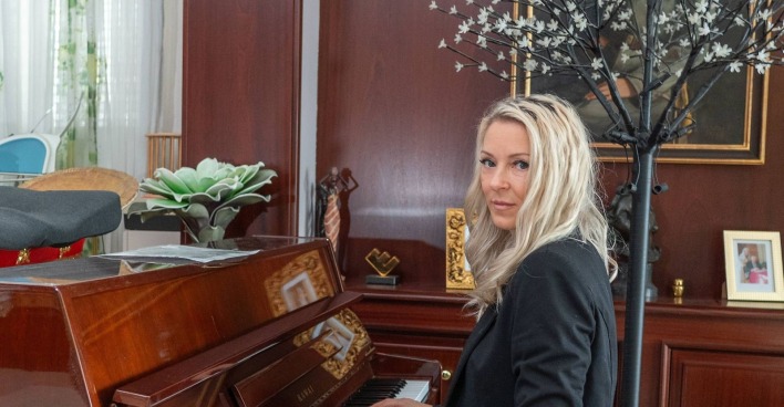 Simone Lugner am Klavier in der Villa in Döbling.