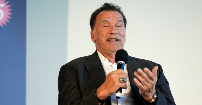Arnold Schwarzenegger mit Mikrophon