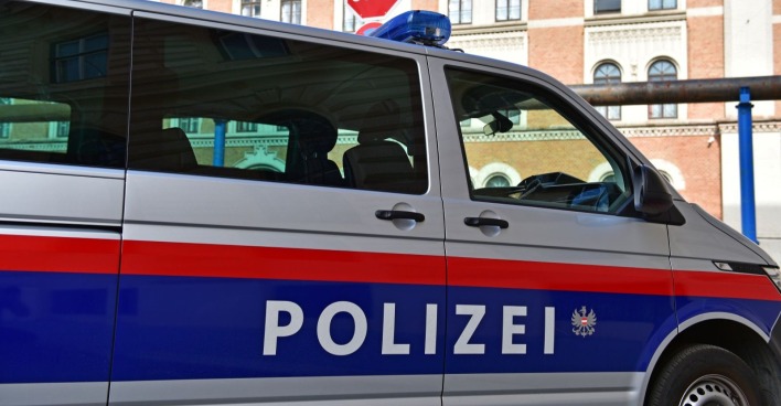 Polizeiwagen vor der Rossauerkaserne