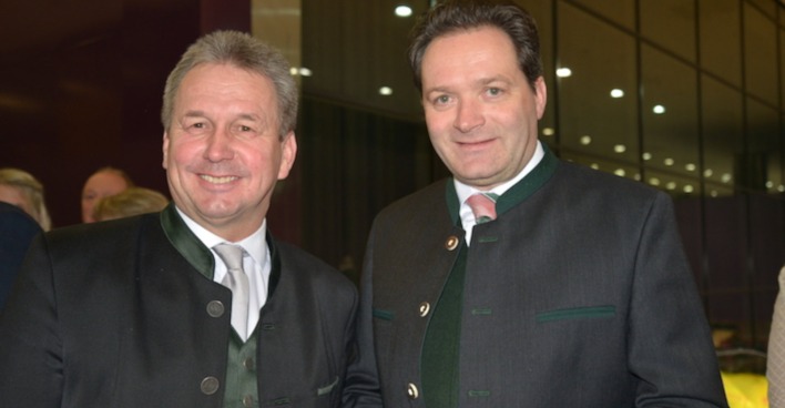 Zwei Männer lächeln in die Kamera