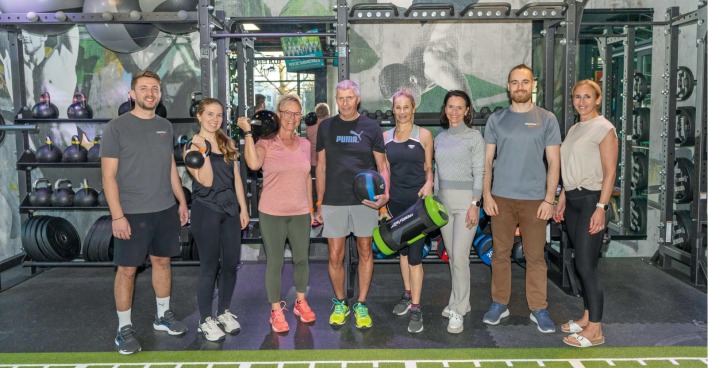 Mehrere Menschen in einem Fitnessstudio