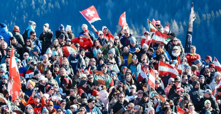 Fans in der Zielarea in Saalbach-Hinterglemm.