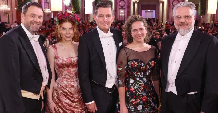 Ballorganisator, Moderatorin und Ehrengäste des 66. Wiener Kaffeesiederballs im Festsaal der Wiener Hofburg
