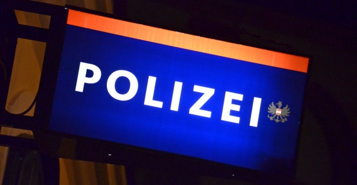 Beleuchtetes Polizeischild