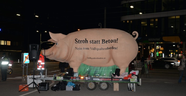Eine riesige Schweinestatue