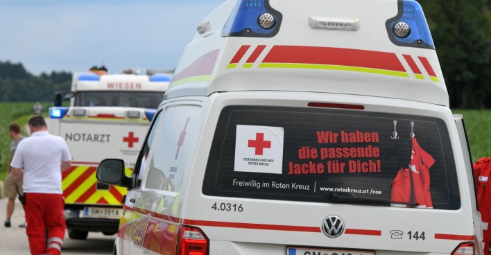 Zwei Notarztwagen an einem Unfallort.