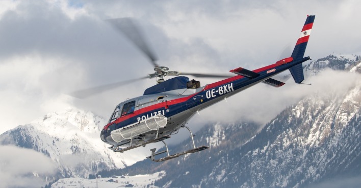 Polizeihubschrauber im Einsatz in den Bergen.