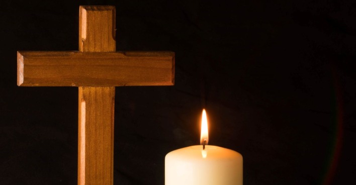 Trauerkerze und Kreuz