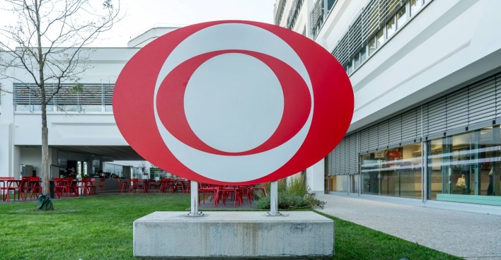 ORF-Logo vor dem Zentrum am Küniglberg in Wien.