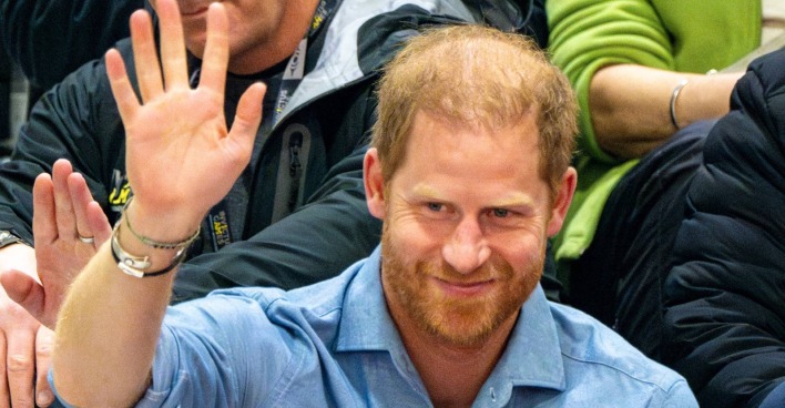 Aufnahme des britischen Prinzens Harry, der im Publikum der Invictus Games in Vancouver sitzt und in die Kamera winkt