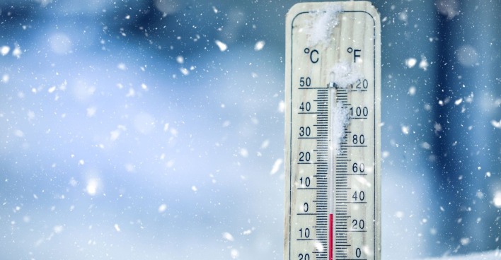 Thermometer steckt im Schnee
