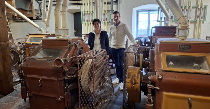 Zwei Menschen in einer Mühle