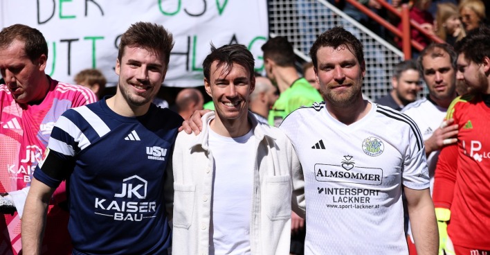 ÖSV-Adler Stefan Kraft gemeinsam mit den beiden Kapitänen vor dem Ehrenanstoß des Derbys in Hüttschlag.
