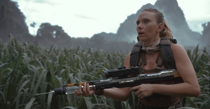 Eine Szene aus "Jurassic World - Die Wiedergeburt", in der Scarlett Johansson mit einem Gewehr im Anschlag durch den Urwald streift