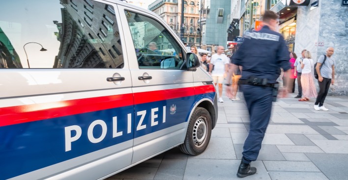 Ein Polizist eilt zu einem Einsatz.