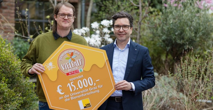 SPAR-Vorstand Mag. Markus Kaser (rechts) überreicht Mag. Dr. Robert Brodschneider (links), Spitzenforscher für Bienengesundheit an der Universität Graz, die Spendensumme.