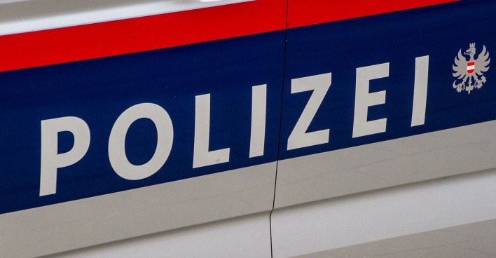 Symbolbild – Schriftzug „Polizei“ an der Seite eines Einsatzfahrzeuges