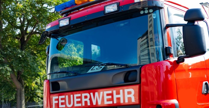 Rettungswagen vor Baum