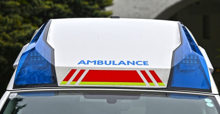 Rettungswagen von oben mit Aufschrift "Ambulance", Blaulicht ist nicht eingeschaltet