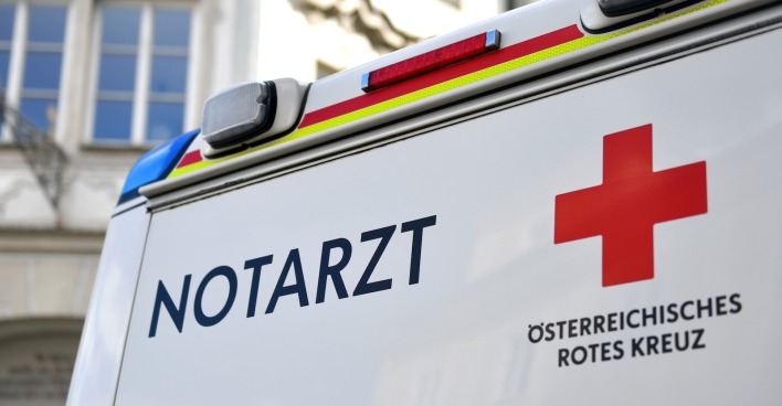 Heck eines Notarztfahrzeugs mit rotem Kreuz und der Aufschrift „Österreichisches Rotes Kreuz“, aufgenommen vor einem Gebäude in Wien; Ein Notarztwagen des Österreichischen Roten Kreuzes im Einsatz. Der 61-Jährige konnte nicht mehr gerettet werden.