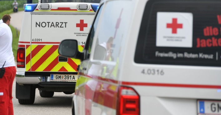 Fahrzeuge des Österreichischen Roten Kreuzes, darunter ein Notarztwagen: Themenbild für den Unfall in der Hachleschlucht