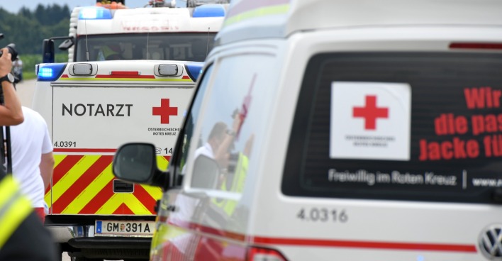 Zwei Rettungsautos an einem Unfallort.