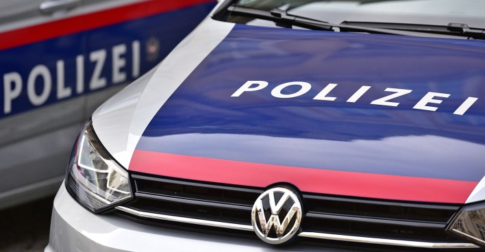 Zwei Einsatzfahrzeuge der österreichischen Polizei