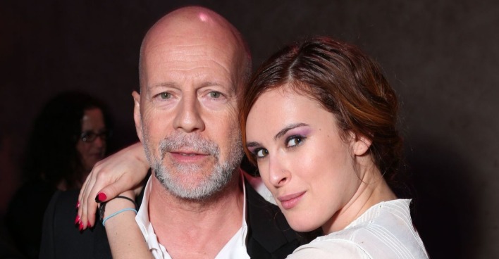 Bruce Willis und Rumer Willis umarmen sich