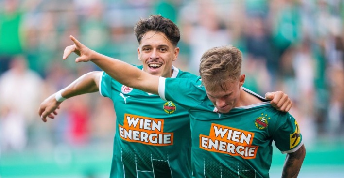 Isak Jansson (SK Rapid) jubelt mit Dennis Kaygin (SK Rapid, L) nach seinem Tor zum 3:2 am Sonntag, 01. September 2024