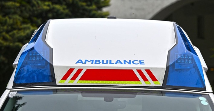 Rettungswagen mit Aufschrift "Ambulance" von oben fotografiert