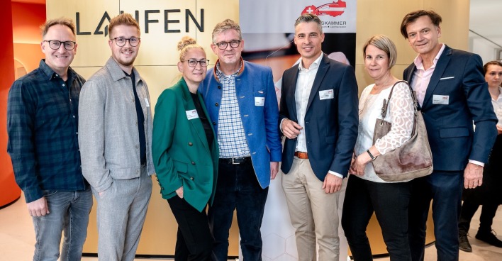 Sieben Netzwerker in den Räumen vom "Laufen space Wien"