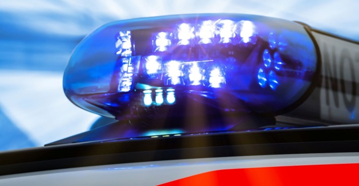 Eingeschaltetes Blaulicht auf Rettungswagen