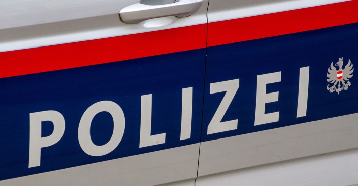 Einsatzfahrzeug mit der Aufschrift „Polizei“ auf der Fahrerseite