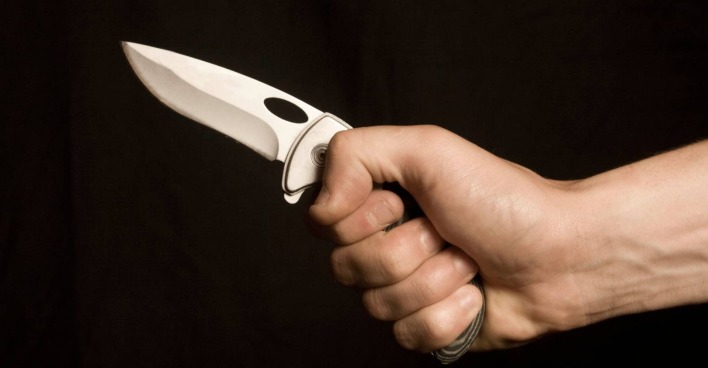 Nahaufnahme einer Hand, in der sich ein Messer befindet