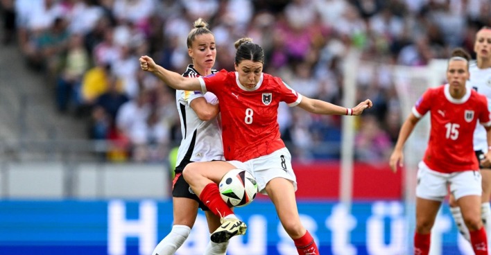 Oesterreich am 16.07.2024 in der Heinz von Heiden Arena in Hannover.Giulia Gwinn (Deutschland) im Zweikampf gegen Barbara Dunst (Oesterreich)