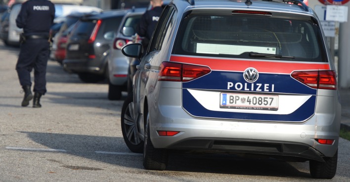 Ein österreichisches Polizeiauto von hinten.