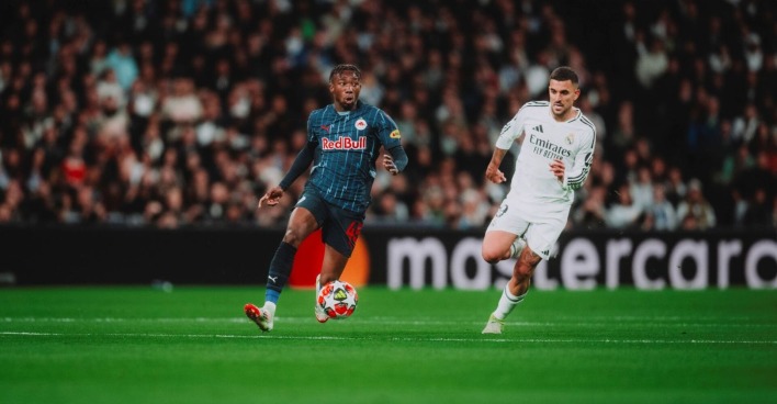 Dorgeles Nene vom FC Red Bull Salzburg in der UEFA Champions League gegen Dani Ceballos von Real Madrid