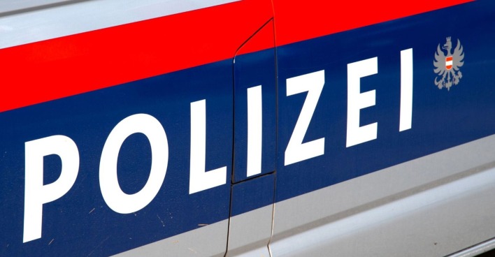 Schriftzug auf einem österreichischen Polizeiauto.