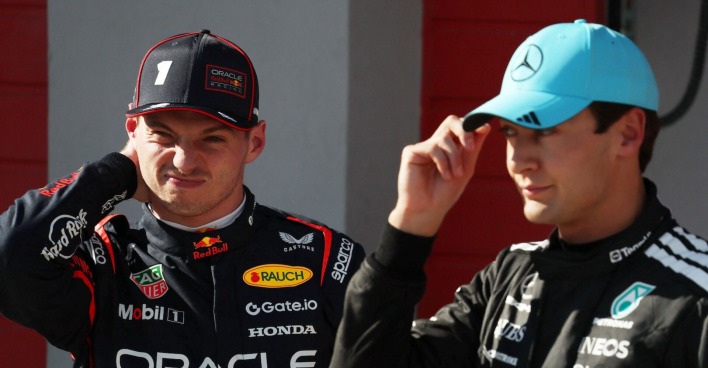 Max Verstappen und George Russell bei einem Formel-1-Wochenende, Verstappen schaut genervt, Russell hebt die Kappe.