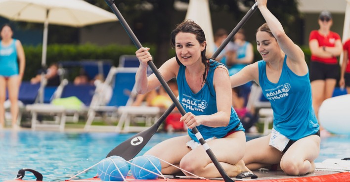 Zwei Frauen auf einem Paddleboard