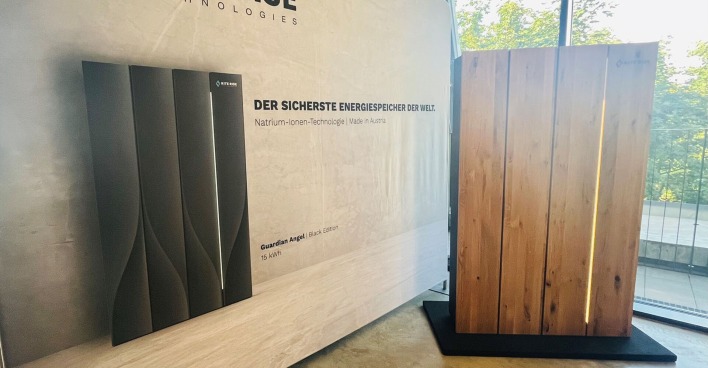 Zwei Energiespeicher im Rahmen einer Präsentation